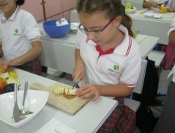 Öğrenciler, Hayata Hazırlık Projesi İle Kendi Kendine Yeterliliği Öğreniyor