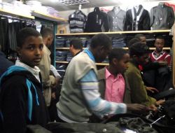 Kimse Yok Mu Somalili Öğrencilere Giyecek Yardımı