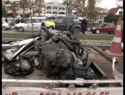 Karşı Şeride Geçen Otomobil Cip İle Çarpıştı