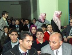 Başörtülü Olduğu Gerekçesiyle Demokrasi Meclisi Başkan Adaylığından Çekildi