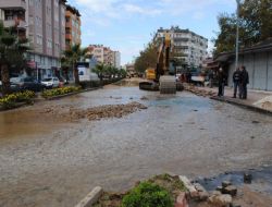 Şebeke Suyu Borusu Patlayınca Hastane Caddesi'de Yol Çalışması Sekteye Uğradı