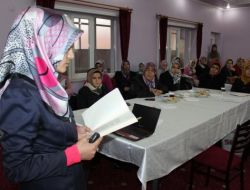 Kur’an Kursu Öğreticileri Hem Okuyor Hem De Okutuyor