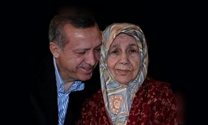 Başbakan annesinin 40'ına katıldı