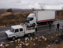 Van'a Giden Yardım Tır'ının Bırandası Yırtıldı, Malzemeler Yollara Saçıldı