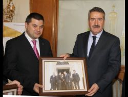 İzmir Valisi Kıraç'a, Merhum Muhsin Yazıcıoğlu'nun Fotoğrafları Hediye Edildi