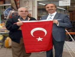Yıldırım Belediye Başkanı Keskin, Esnaflara Türk Bayrağı Dağıttı