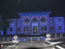 Diyabete Dikkat Çekmek İçin Eski Meclis Binasını Mavi Renkle Işıklandırdılar