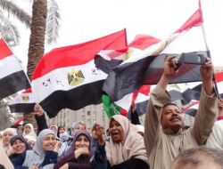 Tahrir Meydanından Mısır Ordusuna Uyarı