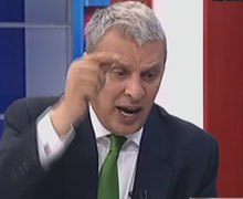 Can Ataklı masaları yumrukladı