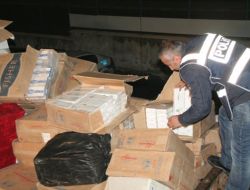 Göç Kamyonunda Kaçak Sigara Yakalandı