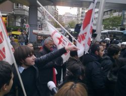 Yol Kapatan Gruba Polis Müdahale Etti