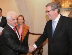 Downer, Kıbrıslı Liderler Arasında Mekik Dokumaya Başlıyor