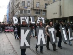 Chp Önünde Siyah Çelenkli Protesto