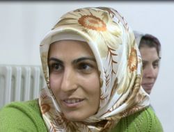 Baba Evinde Okuyamadı, Koca Evinde Okuma-yazma Öğreniyor