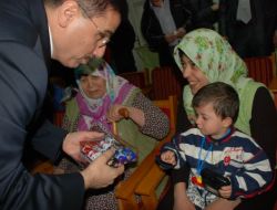 Vali Topaca, Depremzede Çocuklara Oyuncak Dağıttı