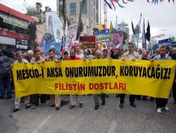 Protestocular, İsrail Başkonsolosluğu Önünde Bayrak Yaktı!