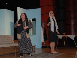 Aile Bağları Tiyatro Oyunu Sahnelendi