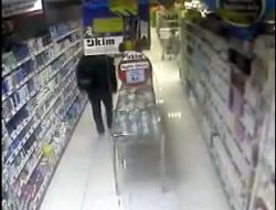 Diş Macunu Hırsızları Güvenlik Kamerasına Yakalandı