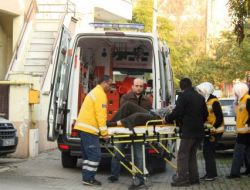 Ağaç Budamak İçin Çıktığı Duvardan Düşerek Yaralandı