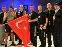 Ec Türk Boks Kulübü Hem Kemerleri, Hem De Van Depremzedelere Yardım Topladı