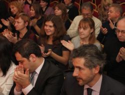 Anjelika Akbar Moskova’daki Konserinde Vanlı Depremzedeleri Unutmadı