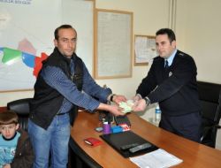 Depremzede Vatandaş, Bulduğu İçinde Bin Lira Olan Cüzdanı Polise Teslim Etti