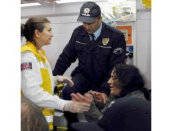 Psikolojik Rahatsızlığı Bulunan Kız Kardeşler Polis Zoruyla Hastaneye Götürüldü
