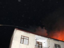 Çatıya Dökülen Küller, 2 Apartmanın Çatı Katının Yanmasına Sebep Oldu