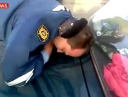 Sarhoş Trafik Polisine Sürücüler Müdahale Etti