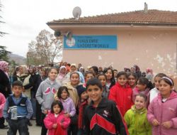 Kapatılan Okulun Öğrenci Ve Velileri Protesto Yürüyüşü Yaptı