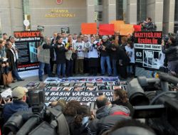 Tutuklu Gazetecilere Destek