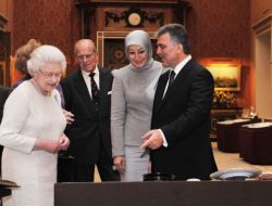 Gül Çifti Ve Kraliçe 2. Elizabeth Kraliyet Resim Koleksiyonu’nu Gezdi