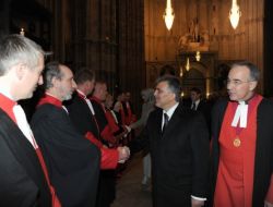 Cumhurbaşkanı Gül Ve Eşi Westminster Katedralini Ziyaret Etti