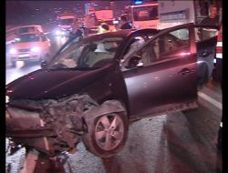 Metrobüs Yoluna Giren Otomobil Hurdaya Döndü