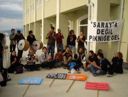 Öğrenciler Kantin Fiyatlarını Protesto Etti