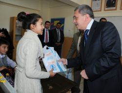 Pursaklar Belediyesi Öğrencilere Test Kitapçığı Dağıttı