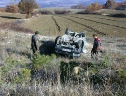 Otomobil Şarampole Yuvarlandı: 2 Yaralı