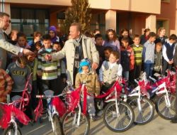 Atalay, Kimsesiz Çocuklara Verdiği Bisiklet Sözünü Tuttu