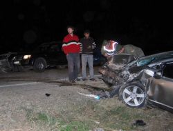 İki Araç Kafa Kafaya Çarpıştı: 1 Ölü, 3 Yaralı