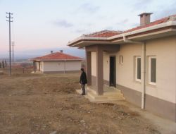 Konutlar Teslim Edilmedi, Depremzedeler 4 Yıldır Hasarlı Evlerde Oturuyor