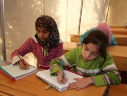 Suriyeli Çocuklar Öğretmenler Gününü Çadır Sınıflarda Kutladı