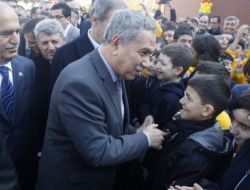 Bülent Arınç, İlgi Gören Tiyatrocuları Kıskandı: Dönüp Gidecektik