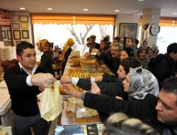 Öğretmenler Günü İçin Simit İçerisinde 24 Altın Dağıttı