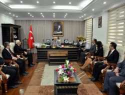 Öğretmenler, Vali Musa Çolak'ı Ziyaret Etti