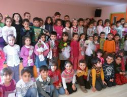 Van Depreminde Hayatını Kaybeden Öğretmenlere Miniklerden Çicek