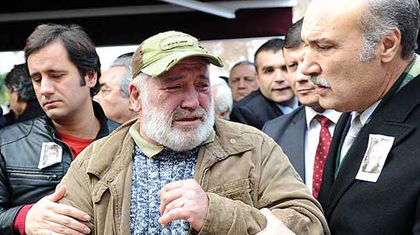 Annesine gözyaşları ile veda etti!