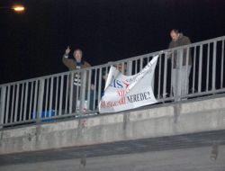 Polis Haklarını Savunmak İçin Köprüde Eylem Yaptı