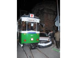 Otomobil Tramvaya Çarptı, Vatandaş Şaştı Kaldı