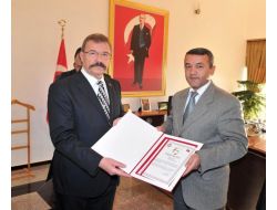 Vali Cerrah, Sağlık Çalışanlarını Ödüllendirdi