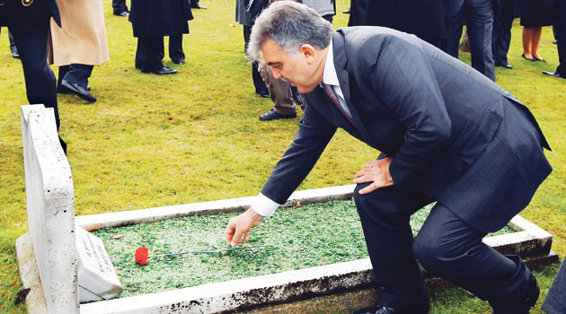 Türk Şehitliğine kırmızı karanfil